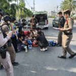 ผกก.สภ.สามพราน เข้าช่วยเหลือลุงขี่จยย.เกิดวูบ ชนท้าย รถกระบะ เจ็บสาหัส