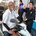 นายอำเภอกระทุ่มแบนพร้อมพล้งงานจังหวัดลุยตรวจอย่างละเอียดทุกปั้ม หวั่นแอบกักตุนน้ำมัน !!