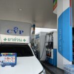 คนขับรถยนต์ส่งยาด่วน ดีใจได้เติมน้ำมันแล้ว จากน้ำมันหมดส่งผลกระทบภาคขนส่ง