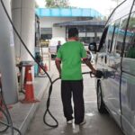 ปชช.แห่เติมน้ำมันปั๊มไทยออยล์ ยาวเป็นกิโลแบบไม่อั้น แพงไม่ว่าขอให้มีเติม