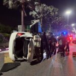 หนุ่มควบเก๋งหักหลบ จยย. เสียหลักตีลังกาพลิกคว่ำสาหัสติดคาซาก