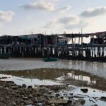 ลมกรรโชกแรงซัดชายฝั่งสัตหีบ บ้านยื่นทะเลพังถล่ม เสาหักเสียหายทั้งหลัง