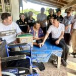 สมาชิกสภาผู้แทนราษฎรจังหวัดนครปฐม ทั้ง 2 เขต ลงพื้นที่มอบรถนั่งคนพิการ (วีลแชร์) และข้าวสารอาหารแห้งให้กลุ่มเปราะบางและ ผู้พิการ ในพื้นที่