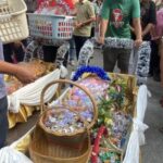 วัดแทบแตกเงินปลิวว่อนงานบวช “นาคเพชร” โปรยทานจัดหนัก หอบกระบุงใส่รถเข็น 2 คัน พร้อมนางหาบร่วมขบวน คนแห่พลิกร่มรับเงินโปรยทานแน่นโบสถ์เกือบแตก