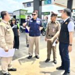 รองผู้ว่าฯ นครปฐม นำทีมบูรณาการลงพื้นที่อำเภอดอนตูม ตรวจเข้มสถานีบริการน้ำมัน กำชับจำหน่ายตามกฎหมาย วันที่ 23 มีนาคม 2569