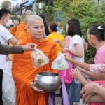 สมุทรปราการ วัดบางพลีใหญ่กลาง จัดกิจกรรมบิณฑบาต 3 สาย เนื่องในวันมาฆบูชา สืบสานพุทธประเพณีอันดีงาม