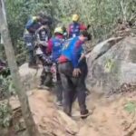 กู้ภัยฯ เดินเท้าฝ่าเขา 4 กม. หลาย ชม. ช่วยต่างชาติขี่วิบาก พลาดท่าล้มขาหักกลางป่า