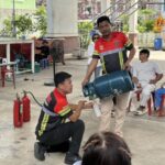 สมุทรปราการ บริษัท ปตท.จำกัดจัดกิจกรรมการอบรมความปลอดภัยในการใช้ก๊าซหุงต้มในครัวเรือนให้กับผู้นำและประชาชนในพื้นที่ถนน สป.4002