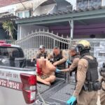 ปพ.บก.น.5 ร่วมสายตรวจ สน.พระโขนง สยบชายคลั่งอาละวาดในบ้าน ก่อนพบมีหมายจับคดียาเสพติด ติดตัว รวบส่งดำเนินคดี