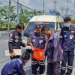 สิบล้อบรรทุกสารเคมีเปลี่ยนเลนกะทันหัน เบียด จยย.ล้มทับร่างสาวใหญ่วัย 54 ดับคาที่ ย่านทุ่งครุ วันที่ 17 มีนาคม 2569 เวลา 08.50