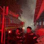 เพลิงไหม้โกดังเก็บไม้ เจ้าหน้าที่ระดมรถดับเพลิง 6 คัน สกัดเพลิง