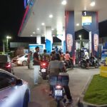 น้ำมันพุ่งลิตรละ 6 บาทกลางดึก ปลุกแรงกระเพื่อมเศรษฐกิจทั่วประเทศ ประชาชนแห่เติมแน่นปั๊ม