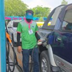 รถทั่วประเทศ แห่เติมน้ำมันไทยออยล์ 600 ลิตร/คัน กรมการปกครอง นำคณะตรวจคลังไทยออยล์ พบปกติ