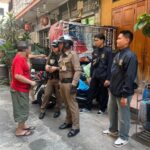 ตำรวจ สน.ยานนาวา บุกบ้านช่วยลุงวัย 66 ปี ถูกแก๊งคอลเซนเตอร์หลอกโอนเงินกว่า 8 แสนบาท อ้างมีคดีพัวพันยาเสพติด