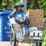 สุดรันทด ยายวัย 76 เข็นรถเก็บของเก่าขาย เลี้ยงสามีป่วยติดเตียง