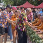 สงกรานต์วัดหัวสำโรงคึกคัก 12 หมู่บ้านเปิดซุ้มอาหารราคาประหยัด พร้อมขนมครกขึ้นชื่อระดับโลกที่นำมาประชันกับอาหารคาวหวานของดีในแต่ละหมู่บ้านร่วมสร้างสีสันระดับสากล