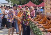 สงกรานต์วัดหัวสำโรงคึกคัก 12 หมู่บ้านเปิดซุ้มอาหารราคาประหยัด พร้อมขนมครกขึ้นชื่อระดับโลกที่นำมาประชันกับอาหารคาวหวานของดีในแต่ละหมู่บ้านร่วมสร้างสีสันระดับสากล