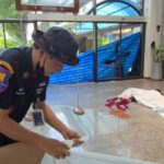 แรงงานเมียนม่าร์ ซ่อมกระจกเหยียบพลาด ร่วงจากที่สูง 15 เมตร กระแทกพื้นดับ