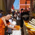 สมุทรปราการ เจ้าคุณแจ้ น้ำตาคลอส่งเค้กเบิร์ดเดย์ ใส่โลงศพ อดีตประธานไวยาวัจกรอดีตนักการเมืองท้องถิ่นชื่อดัง ขณะที่ชาวจังหวัดสมุทรปราการรวมถึงนักการเมืองรวมกว่าพันคนแห่ร่วมไว้อาลัยครั้งสุดท้าย