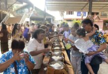 สงกรานต์แปลงยาวคึกคัก ทำบุญแน่นศาลา รดน้ำดำหัวผู้สูงอายุสืบสานวัฒนธรรมไทยอย่างงดงาม