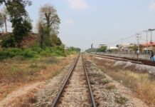 นครปฐมเ ทศบาลเร่งแก้ปัญหาถนนขนานอุโมงค์ชำรุด หารือรถไฟ ช่วยให้ชาวบ้านเดินทางปลอดภัย