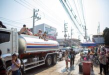 วันไหลเนินพลับหวานพัทยาคึกคัก นทท. แห่เล่นน้ำ จราจรชะลอตัว ตำรวจดูแลเข้ม