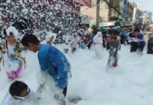 วันไหลอำเภอศรีราชา ประชาชนออกมาเล่นน้ำสงกรานต์ปาร์ตี้โฟมและสระยางขนาดใหญ่