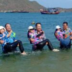 ฮือฮา! ผู้ว่าฯ ชลบุรี เปิดประเพณี “อุ้มสาวลงน้ำ” หนึ่งเดียวในโลกที่เกาะขามใหญ่ สืบสานตำนานสงกรานต์เกาะสีชัง