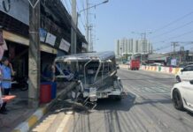 สังเวยศพแรก วันไหลนาเกลือพัทยา จยย.พุ่งชนสองแถวสนั่นกลางแยกไฟแดงดับคาที่