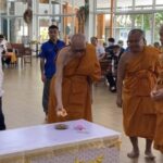 (น้ำมันแพงกว่าโลงศพ) สมเด็จพระพุฒาจารย์ (สนิท ชวนปญฺโญ) เจ้าอาวาสวัดไตรมิตรวิทยารามวรวิหาร เป็นประธานทอดผ้า