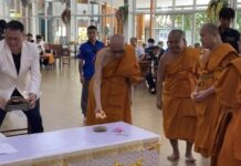 (น้ำมันแพงกว่าโลงศพ) สมเด็จพระพุฒาจารย์ (สนิท ชวนปญฺโญ) เจ้าอาวาสวัดไตรมิตรวิทยารามวรวิหาร เป็นประธานทอดผ้า