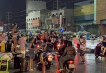 ยิ่งดึกยิ่งเดือด! วันไหลพัทยา รถน้ำบุกถนน สุขุมวิทแน่นทุกเลน ส่วนชายหาดก็แน่นไปด้วย นทท.ที่เดินทางมาเล่นน้ำ