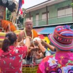 วันไหลบางเสร่สุดคึกคัก แห่หลวงพ่อขึ้นเรือสปีดโบ๊ตให้พร นักท่องเที่ยวเล่นน้ำแน่นเมือง