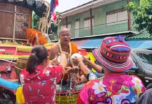 วันไหลบางเสร่สุดคึกคัก แห่หลวงพ่อขึ้นเรือสปีดโบ๊ตให้พร นักท่องเที่ยวเล่นน้ำแน่นเมือง