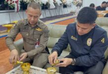 แม่เป็นลม รดน้ำศพเหยื่อคมกระสุน ผกก.พัทยาคุกเข่าไหว้ขอโทษ ท่ามกลาง ตร.ชุดสีบฯ ตบเท้าร่วมงาน ด้วยความโศกเศร้าเสียใจของครอบครัวและบรรดาเพื่อน