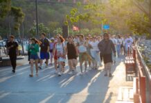 หล่อใจดี จนท.พัทยาขวัญใจนักท่องเที่ยวจีน แห่ถ่ายรูปจนไวรัลสนั่นโซเชียลก่อนเกิดการแชร์ในวงกว้าง