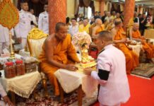 สมุทรปราการ 18469 พระบาทสมเด็จพระเจ้าอยู่หัว ทรงพระกรุณาโปรดเกล้าฯ พระราชทานผ้าไตรในพิธีทำบุญอายุวัฒนมงคล 64 ปี พระวชิรคณาทร