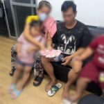 ลูกผู้ชายตัวจริง! หนุ่มเปิดบัญชีม้า คดีฉ้อโกงตามหมายจับ 2 คดี ยอมมอบตัวกลางดึก พาครอบครัวมาด้วยหวังศาลเมตตา