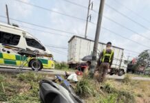 สองหนุ่มวูบหลับกลับไม่ถึงโรงงาน หลังขี่รถจักรยานยนต์มาจากไปเที่ยวบ้านต่างจังหวัดส่งท้ายเทศกาลสงกรานต์ขี่รถหลุดไหล่ทางเจ็บหนัก 2 ราย แขนขากหักผิดรูป รถพังยับ