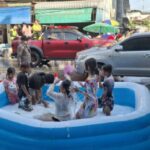 นาเกลือคึกคัก วันไหล ช่วงเย็นเล่นน้ำแน่นถนน เตรียมปิด 22.00 น. เคลียร์ทางรถใหญ่