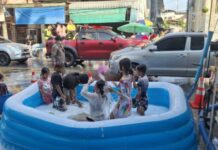 นาเกลือคึกคัก วันไหล ช่วงเย็นเล่นน้ำแน่นถนน เตรียมปิด 22.00 น. เคลียร์ทางรถใหญ่