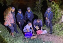 นบ.ยส.24 จัดชุดปฏิบัติการเคลื่อนที่เร็ว สกัดขบวนการค้ายา 2 คน ขนแบบ “กองทัพมด” ลักลอบนำเข้าประเทศ พร้อมยาบ้า จำนวน 18,000 เม็ด ในพื้นที่ อ.บ้านแพง จ.นครพนม