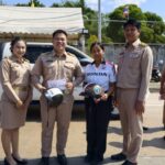 สัตหีบรณรงค์ลดอุบัติเหตุทางถนนแจกหมวกกันน็อคฟรี ช่วงสงกรานต์ 2569 เน้น ขับรถมีน้ำใจ รักษาวินัยจราจร