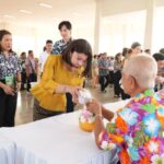 ผู้ว่าฯ ฉะเชิงเทรา นำพุทธศาสนิกชนร่วมสืบสานประเพณีสงกรานต์ ทำบุญตักบาตร เสริมสิริมงคลรับปีใหม่ไทย 2569