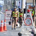 นนทบุรี-ลงพื้นที่ตรวจเยี่ยมจุดตรวจสงกรานต์ 3 อำเภอ พร้อมมอบหมวกนิรภัยให้ประชาชนตระหนักถึงความปลอดภัยและสร้างวินัยจราจร