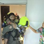 ไอร์แลนด์หลอน ควงมีดคุยคนเดียว จุดไฟเผาห้อง เพ้อคนจะทำร้ายดับเพลิง กู้ภัยฯ ระทึกช่วยเหลือ 3 ชีวิต ฝรั่ง-เมีย-เด็ก ติดในห้องโชคดีปลอดภัย