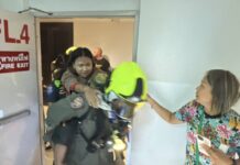 ไอร์แลนด์หลอน ควงมีดคุยคนเดียว จุดไฟเผาห้อง เพ้อคนจะทำร้ายดับเพลิง กู้ภัยฯ ระทึกช่วยเหลือ 3 ชีวิต ฝรั่ง-เมีย-เด็ก ติดในห้องโชคดีปลอดภัย