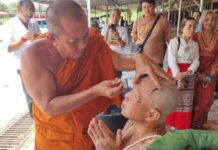 จำได้มั้ยที่ลูกชายนอนเฝ้าศพแม่ 3 วัน ไม่กล้าแจ้งใคร เหตุไม่มีเงินจัดพิธีเข้าสู่ร่มกาสาวพัสตร์เพื่อทดแทนคุณพ่อแม่