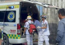 ลุ้นระทึก กู้ภัยฯ ช่วยลุงพลัดตกบ่อน้ำบาดาลลึกกว่า 4 เมตร