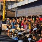 บาร์เบียร์พัทยานำร่องเล่นสงกรานต์ นักท่องเที่ยวไทย-เทศ ร่วมสาดน้ำคลายร้อนแน่นซอย 7-8 ผู้สื่อข่าวรายงานว่า เมื่อช่วงเย็นวันที่ 11 เมษายน ที่